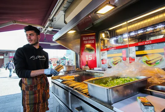Fiskebrøds sælger i Istanbul. Foto Tea Tougaard