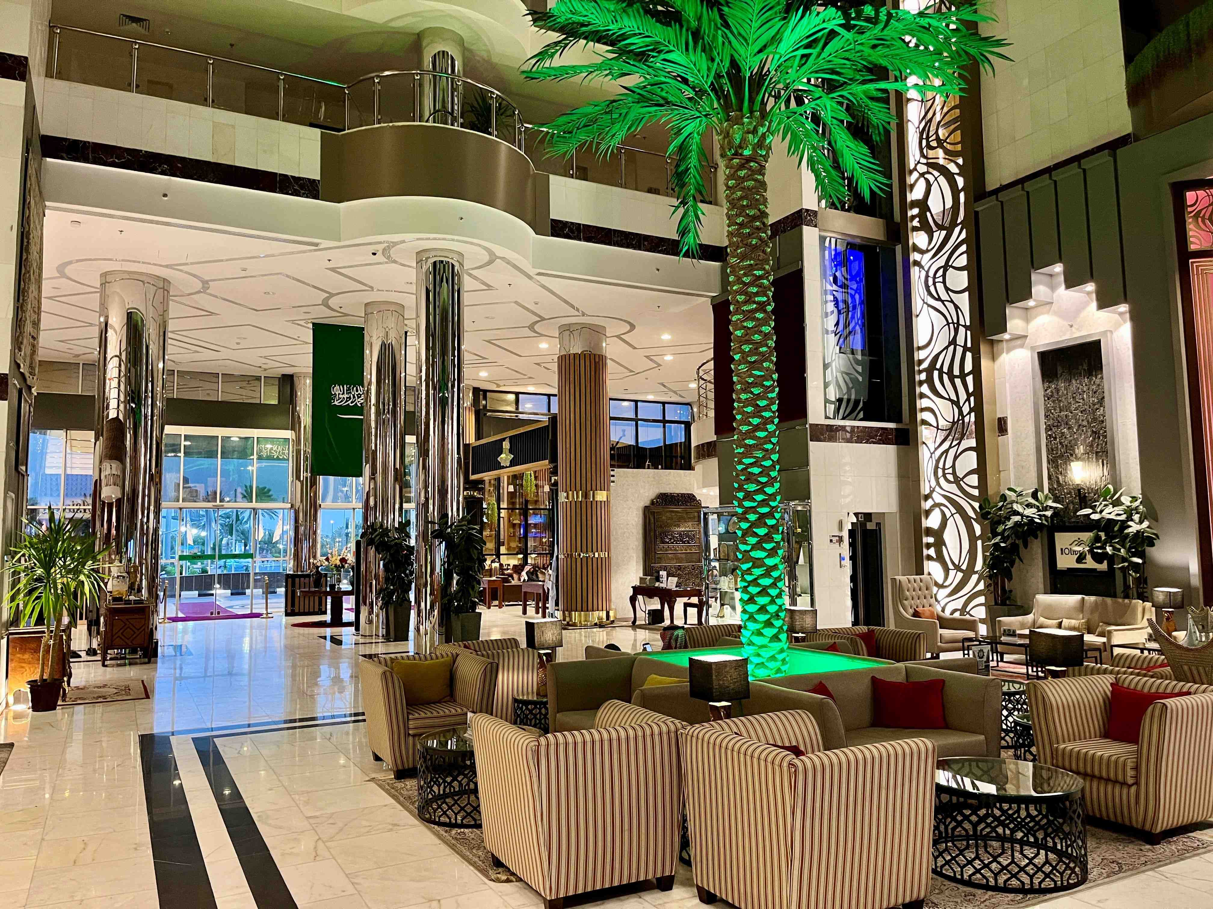 Vi bor på Hotel Holiday Villa i Hail med indendørs pool, Wi-Fi, aircondition, og ikke mindst en hyggelig kaffebar i lobbyen. 