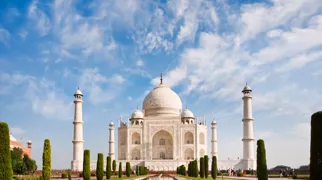 Taj Mahals hvide marmor skifter farve med solens lys i løbet af dagen.
