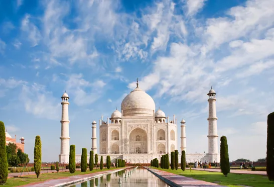 Taj Mahals hvide marmor skifter farve med solens lys i løbet af dagen.
