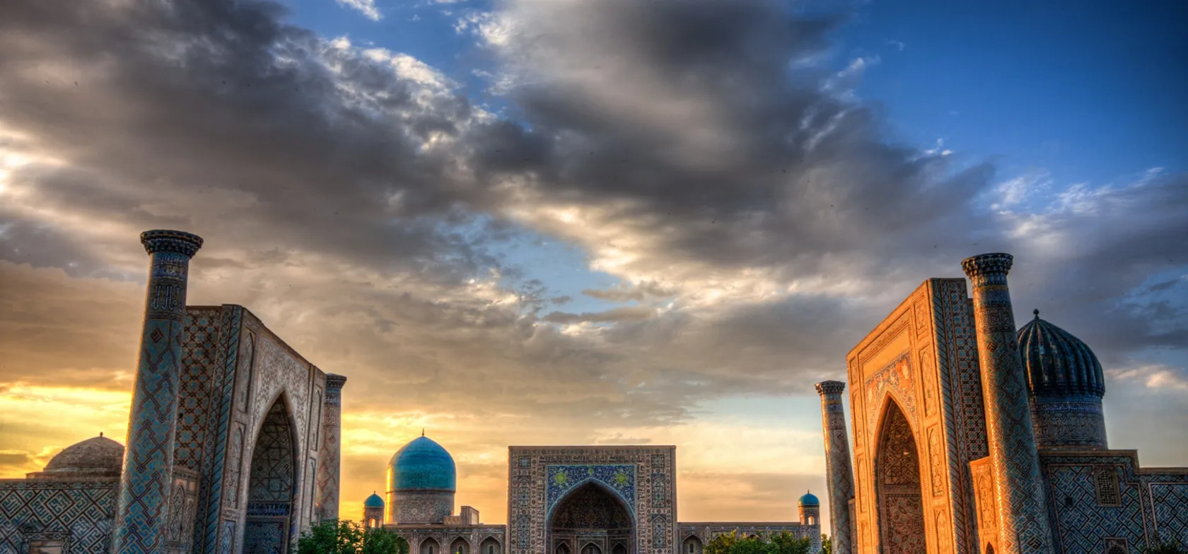 Registanpladsen i Samarkand ved solopgang. Foto Viktors Farmor