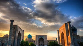 Registanpladsen i Samarkand ved solopgang. Foto Viktors Farmor