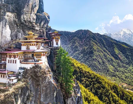 Tigerreden ligger med en dramatisk placering i Bhutans bjerge. Foto Viktors Farmor