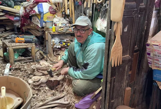 I Marrakeshs værksteder lever det traditionelle håndværk videre med præcision. Foto Morten H. Nielsen