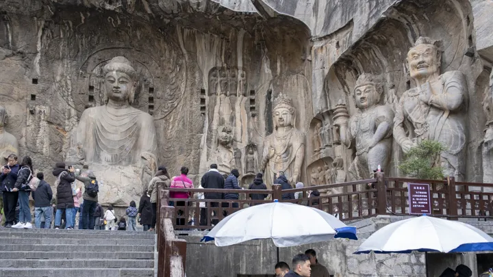 På en rejse til Kina med Viktors Farmor besøger vi Longmen Hulerne. Foto Carsten Lorentzen