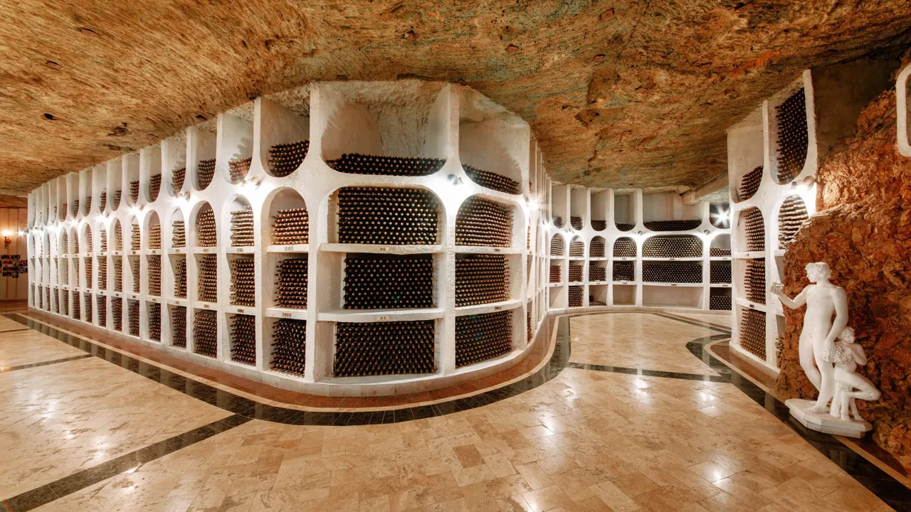 Cricova vinkælderen er kendt for sine underjordiske gallerier, der dækker 53 hektar og rummer tusindvis af vinflasker. Foto Viktors Farmor