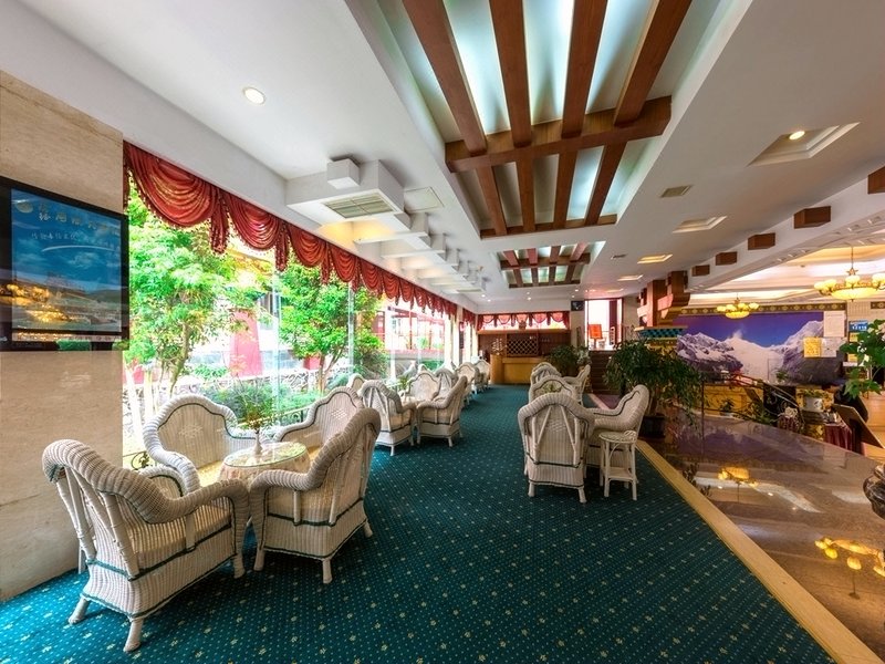 På rejsen Kinas farverige folkeslag bor vi på Hailougou Long March Hotel i Haillougou, hvor udsigten til Gongga-bjerget og gletsjerne sætter scenen. 