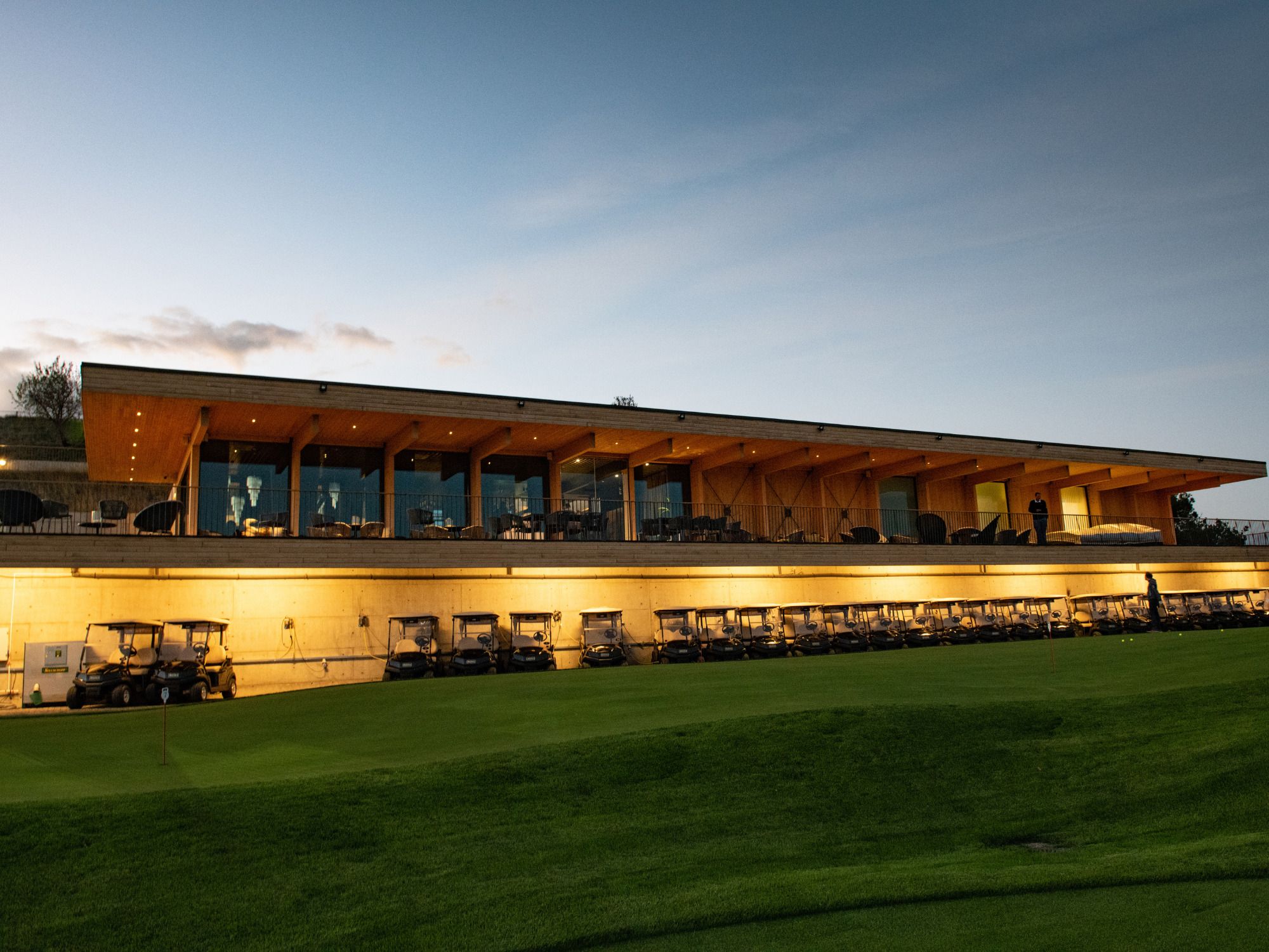 Det hyggelige lille klubhus ved golfbanen har udsigt over Tbilisi. Foto Viktors Farmor