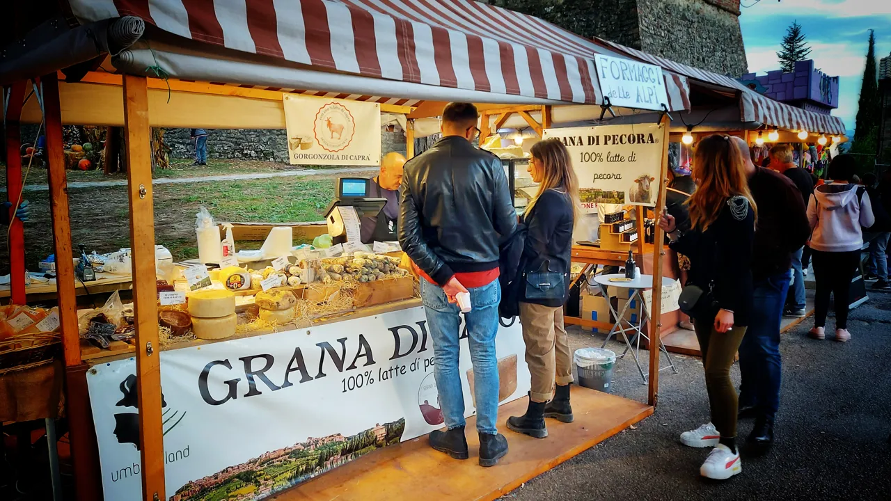 Der kan gøres gode fund på de mange markeder. Foto Lene Brøndum