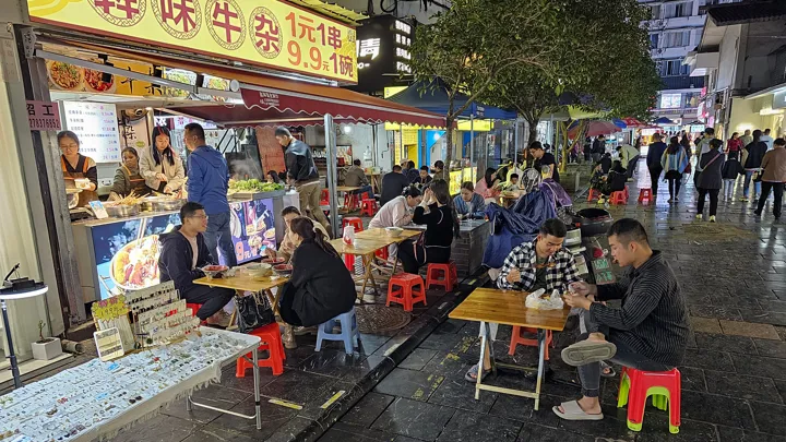 På billedet ses kinesere der sidder og spiser i Guilin. Foto Carsten Lorentzen