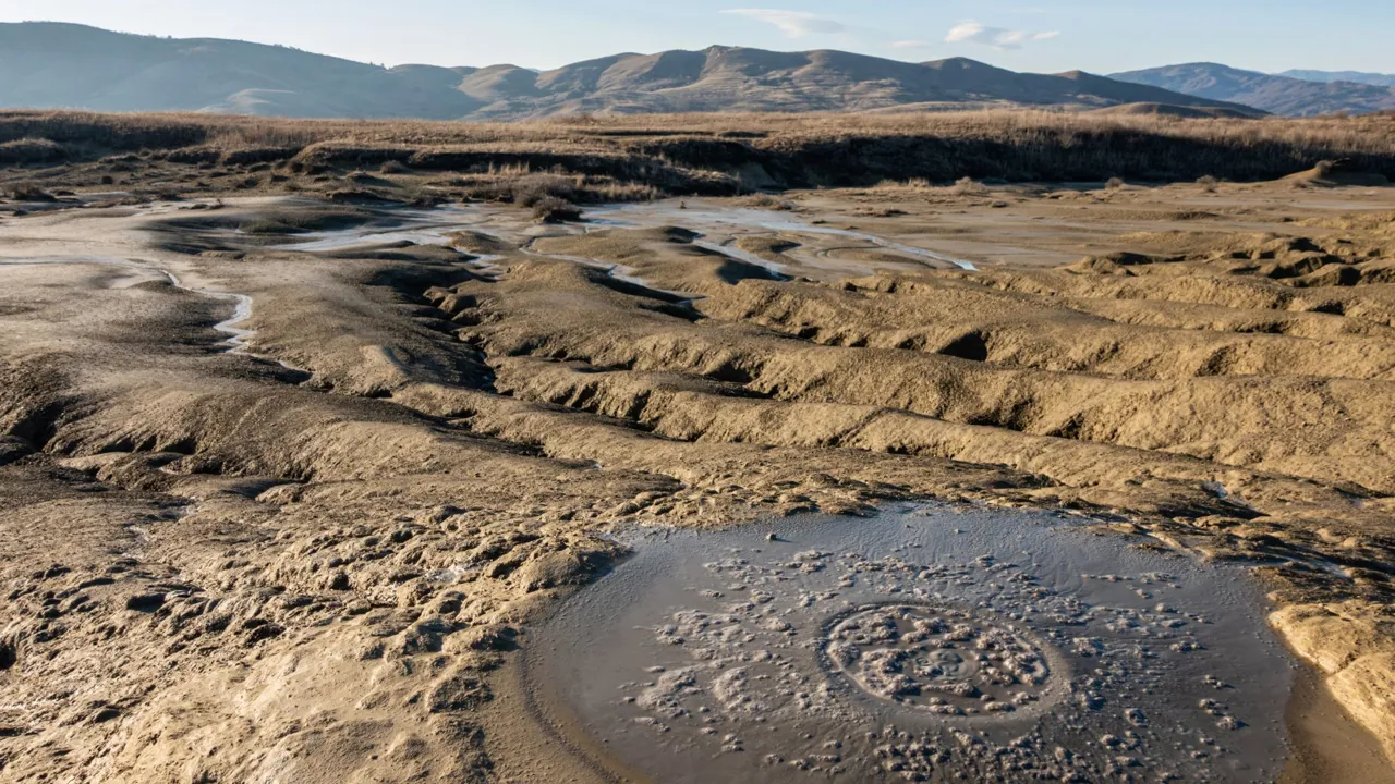 Området omkring muddervulkanerne er månelandskabsagtigt. Foto Viktors Farmor