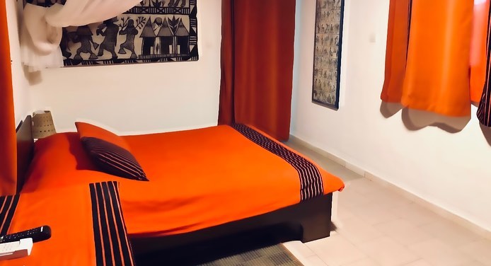 Dejligt hotel spredt ud over et grønt område. 