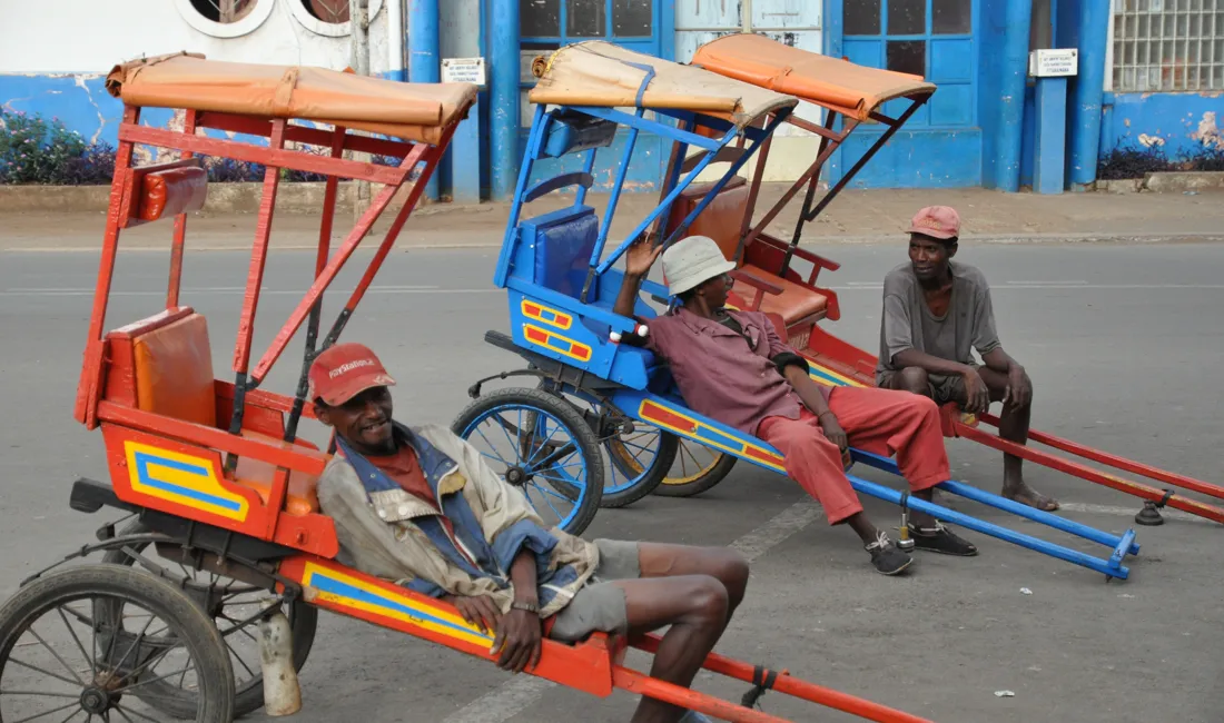 I Antsirabe skal vi køre med håndtrukne rickshaws, eller pousse pousse, som de kaldes her.