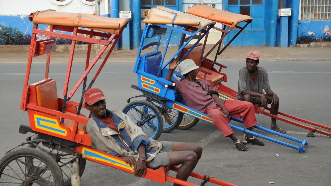 I Antsirabe skal vi køre med håndtrukne rickshaws, eller pousse pousse, som de kaldes her.