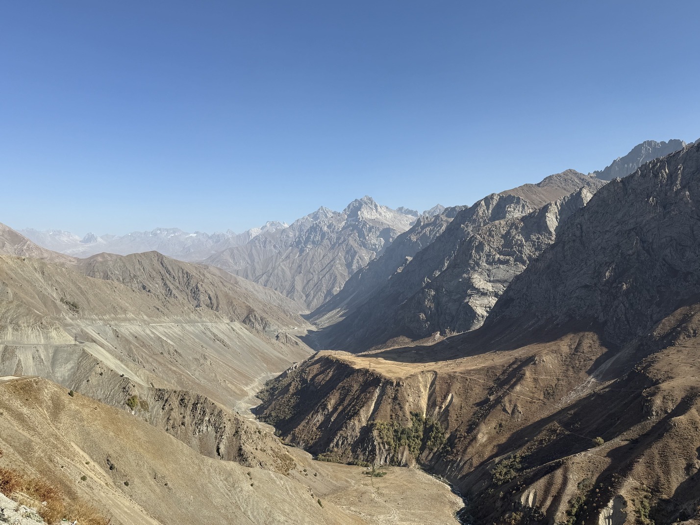 På køreturen til Penjikent oplever vi storslået natur. Foto Anja Schmidt