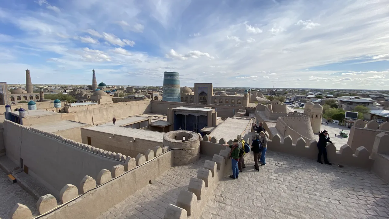 Den uzbetiske by Khivas gamle bydel er omgivet af en bymur af stampet ler. Foto Michael Høeg Andersen