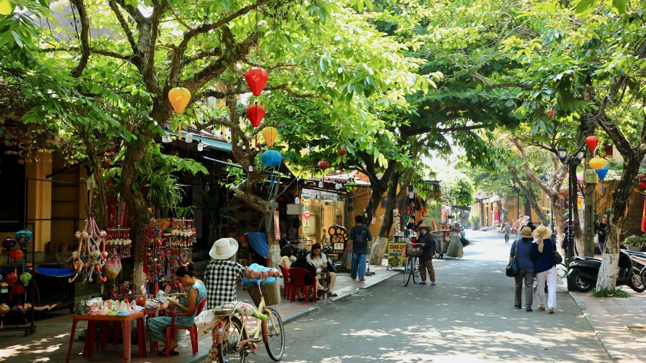 Hoi Ans hyggelige gamle bydel indbyder til at udforske til fods. Foto af Anders Stoustrup