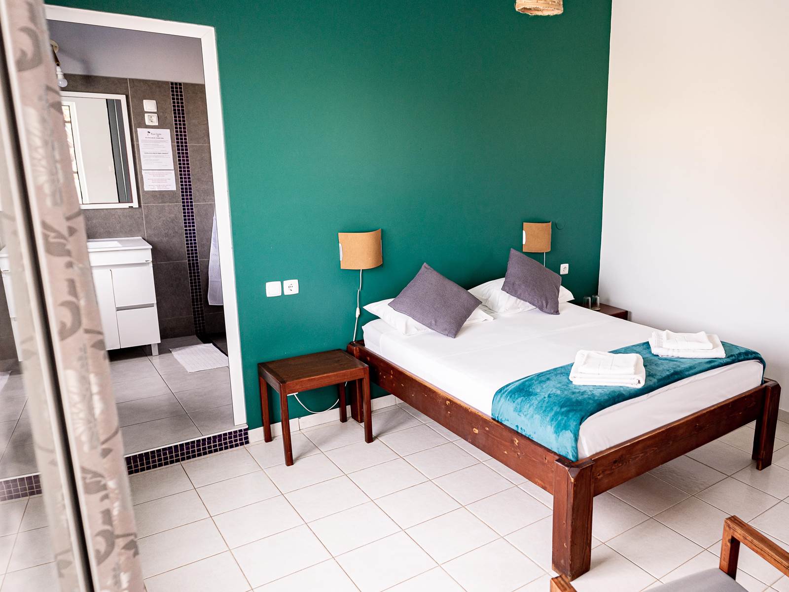 Familiedrevet guesthouse lige ved havet og kun 30 meter fra havnen og fiskerne i den koloniale bydel. 