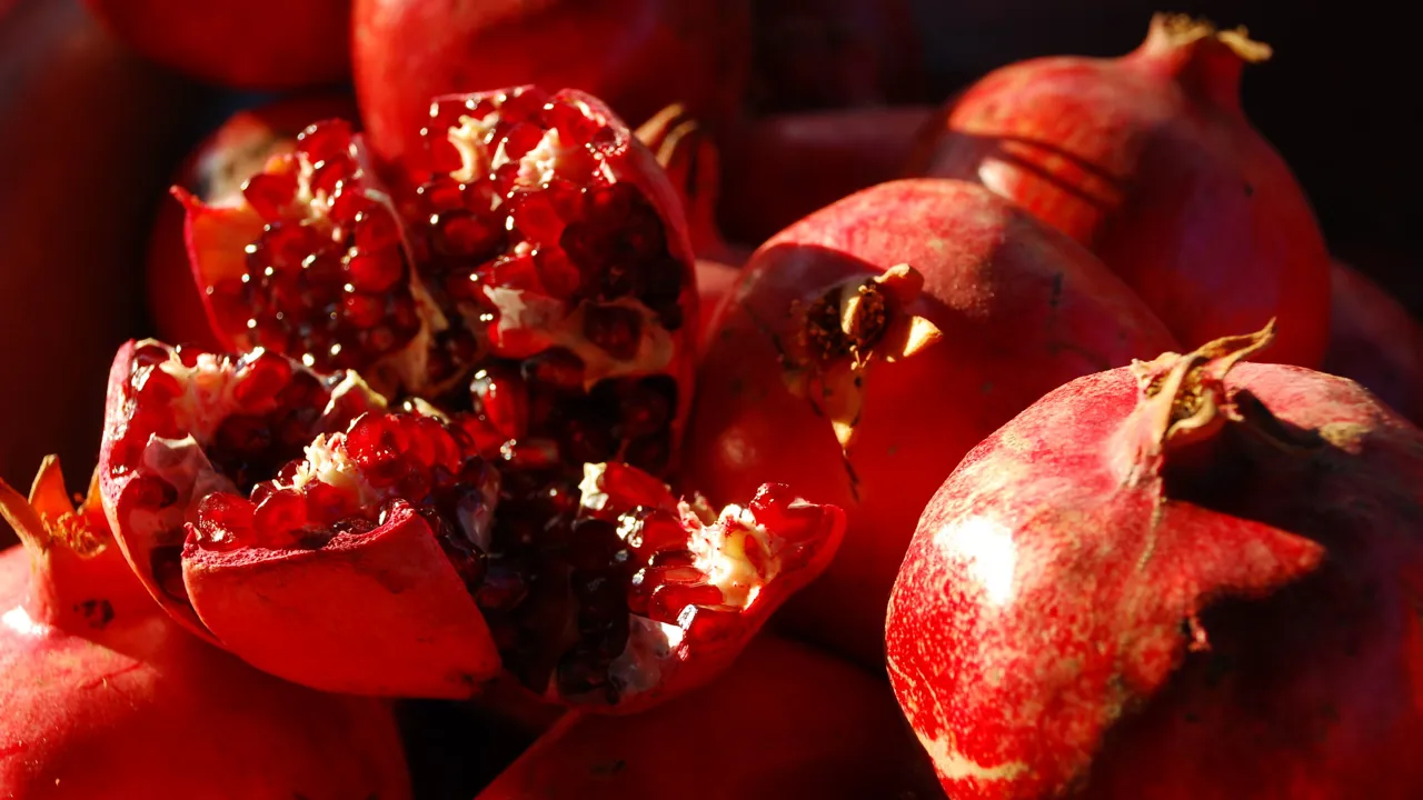Basaren i Margilan er berømt for sit frugtmarked med granatæbler og abrikoser. Foto Viktors Farmor