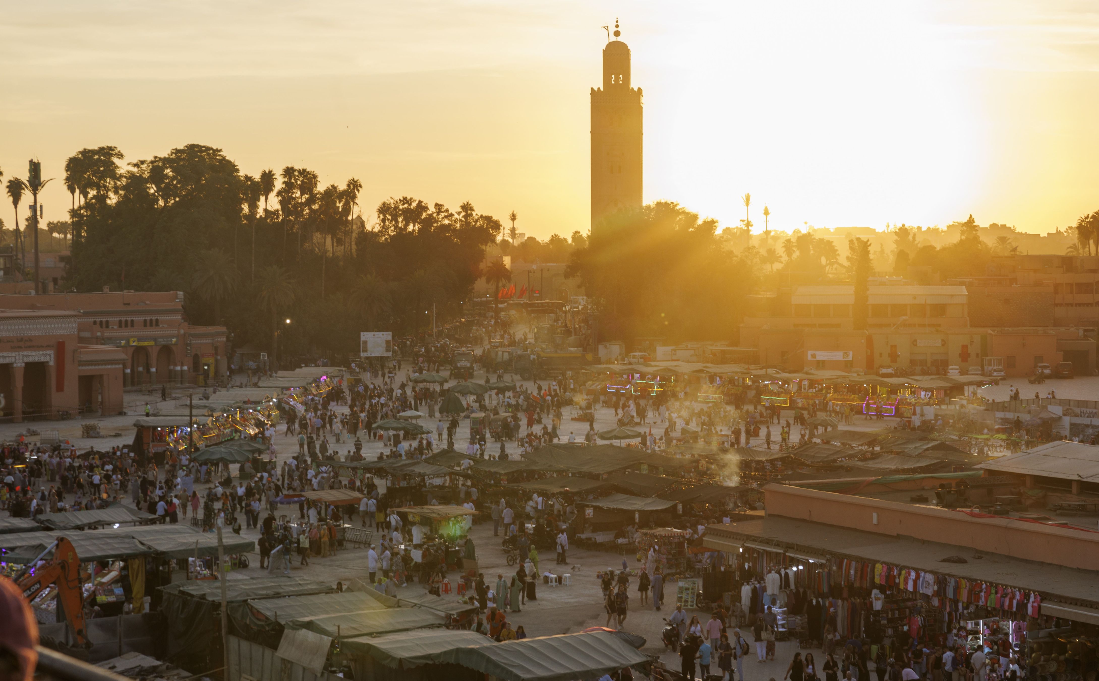 Der er næsten altid folkeliv på Djemaa El Fna-pladsen i Marrakesh. Foto Inge Lynggaard Hansen 