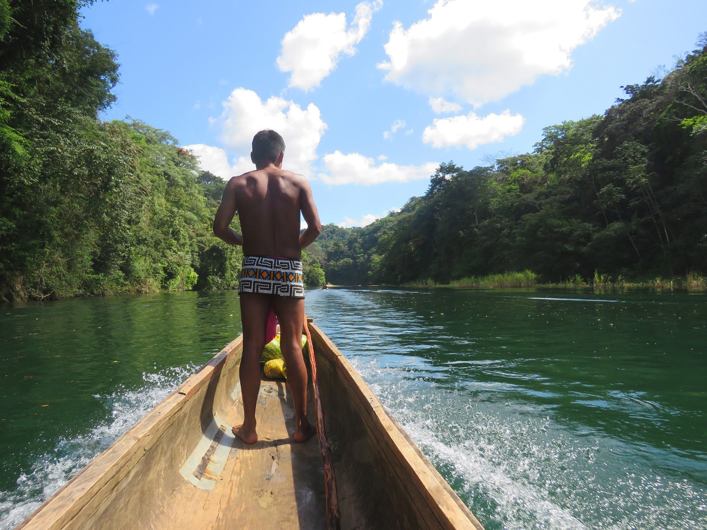 På sejltur i Panama omringet af grøn og frodig skov, som tager tankerne langt væk fra det danske grå efterår. Foto Viktor Gynther