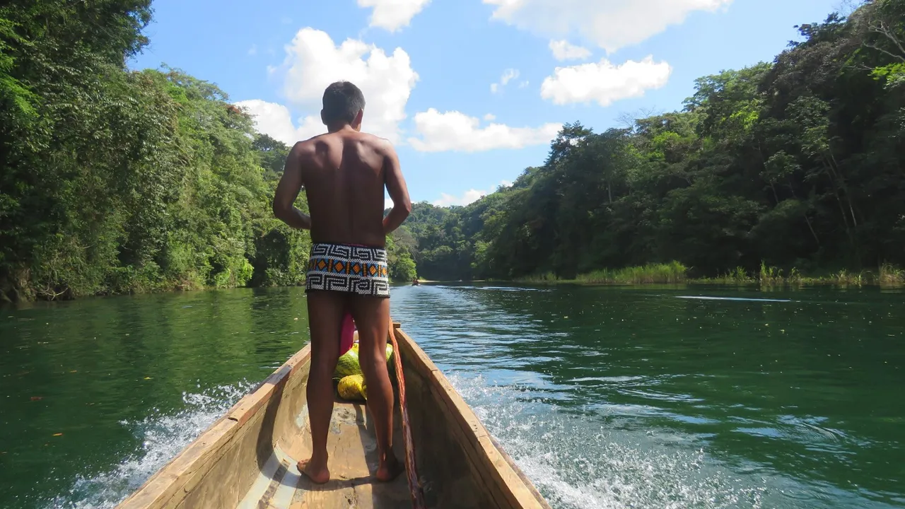 På sejltur i Panama omringet af grøn og frodig skov, som tager tankerne langt væk fra det danske grå efterår. Foto Viktor Gynther