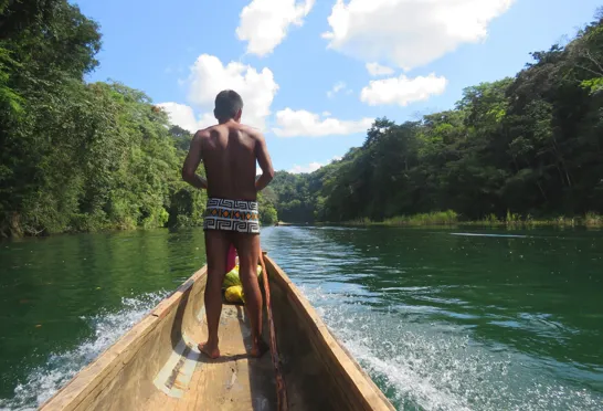 På sejltur i Panama omringet af grøn og frodig skov, som tager tankerne langt væk fra det danske grå efterår. Foto Viktor Gynther