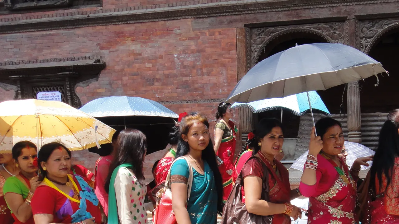 Her samles kvinderne ved templer for at bede for deres familier. Foto Tania Karpatschof