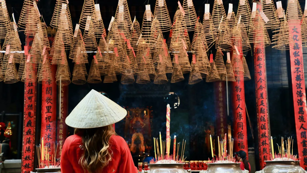 Kvinde ofrer i Ba Thien Hau-templet i Saigon. Foto af Anders Stoustrup