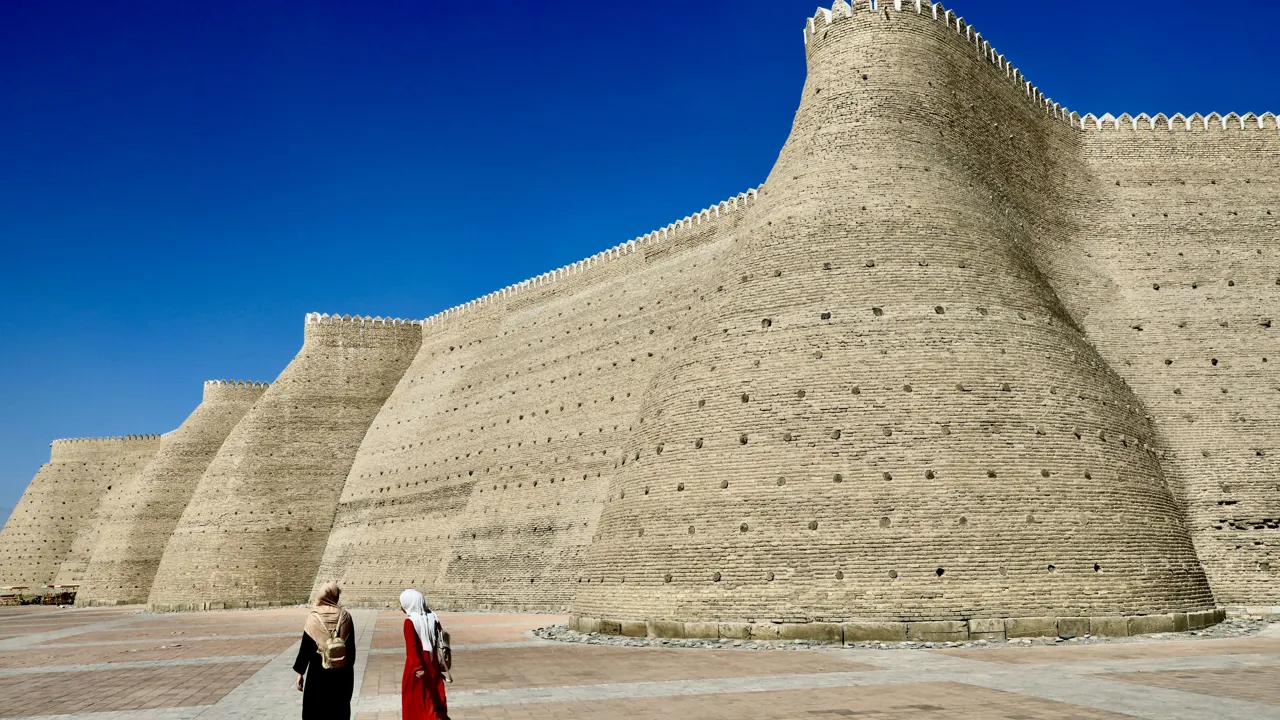 Arkens mægtige fæstningsmure i Bukhara. Foto af Anders Stoustrup