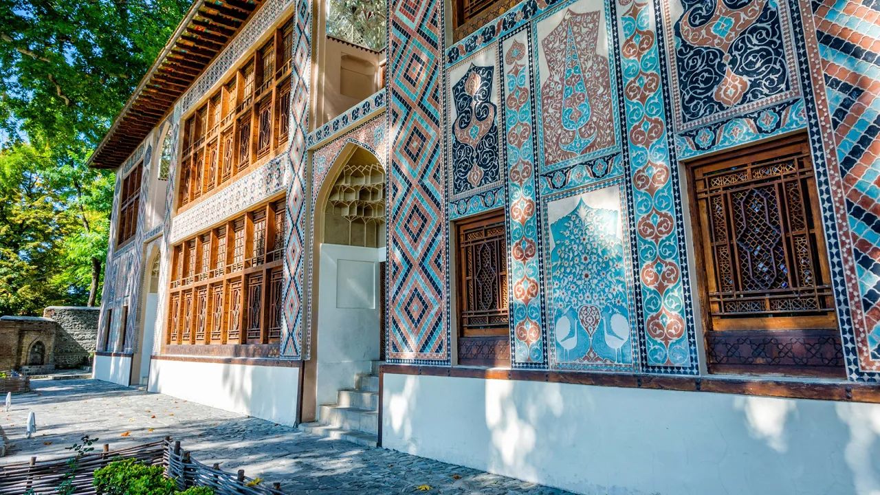 Det overdådige persiske fyrstepalads i Sheki er smukt udsmykket med vægmalerier og glasmosaikker. Foto Viktors Farmor