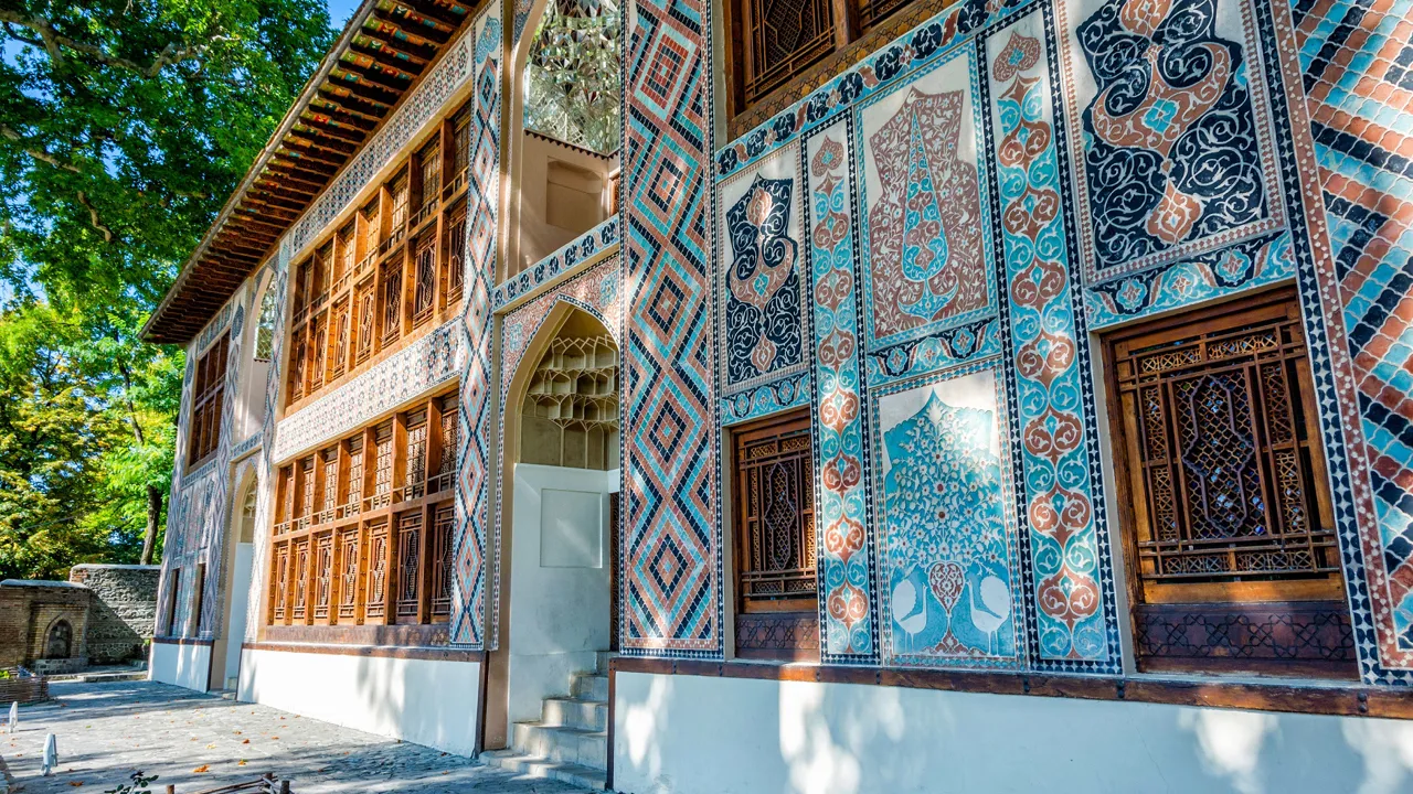 Det overdådige persiske fyrstepalads i Sheki er smukt udsmykket med vægmalerier og glasmosaikker. Foto Viktors Farmor