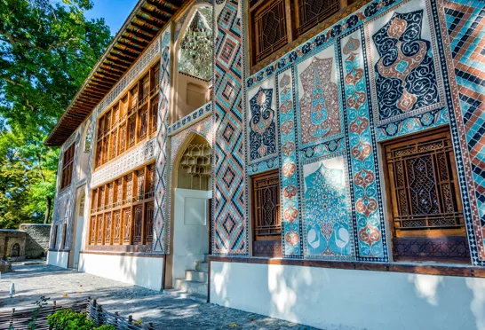 Det overdådige persiske fyrstepalads i Sheki er smukt udsmykket med vægmalerier og glasmosaikker. Foto Viktors Farmor