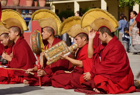 Munke spiller i Shechen templet i Kathamandu. Foto af Anders Stoustrup