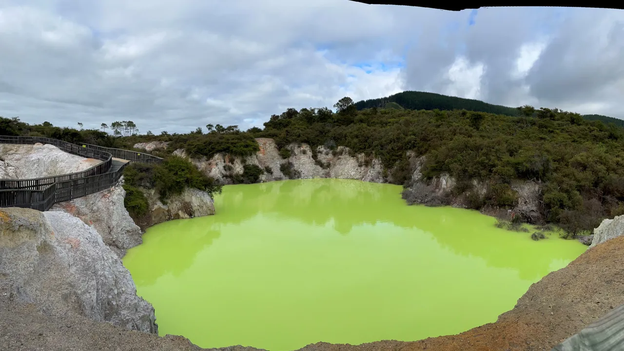 I Wai-O-Tapu ligger Devil's Bath, hvis gulgrønne farvetone skyldes svovlaflejringer. Foto Mette Riis