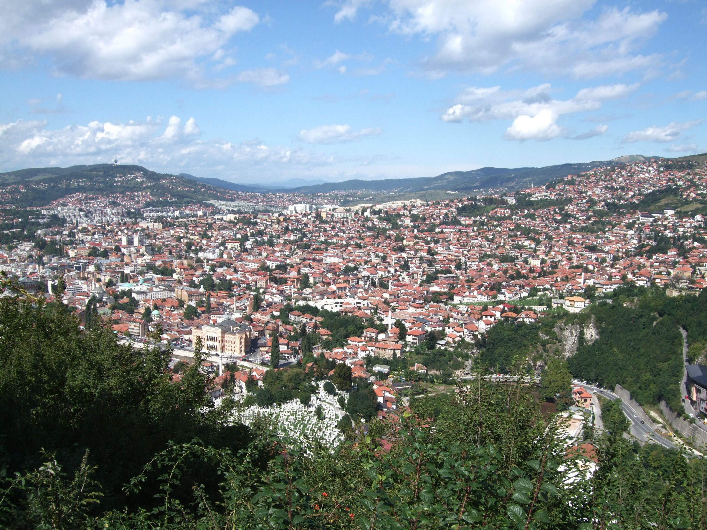 Fra frokostrestauranten på Trebević-bjerget  er der en smuk udsigt over Sarajevo. Foto Anne Marie Esper Larsen