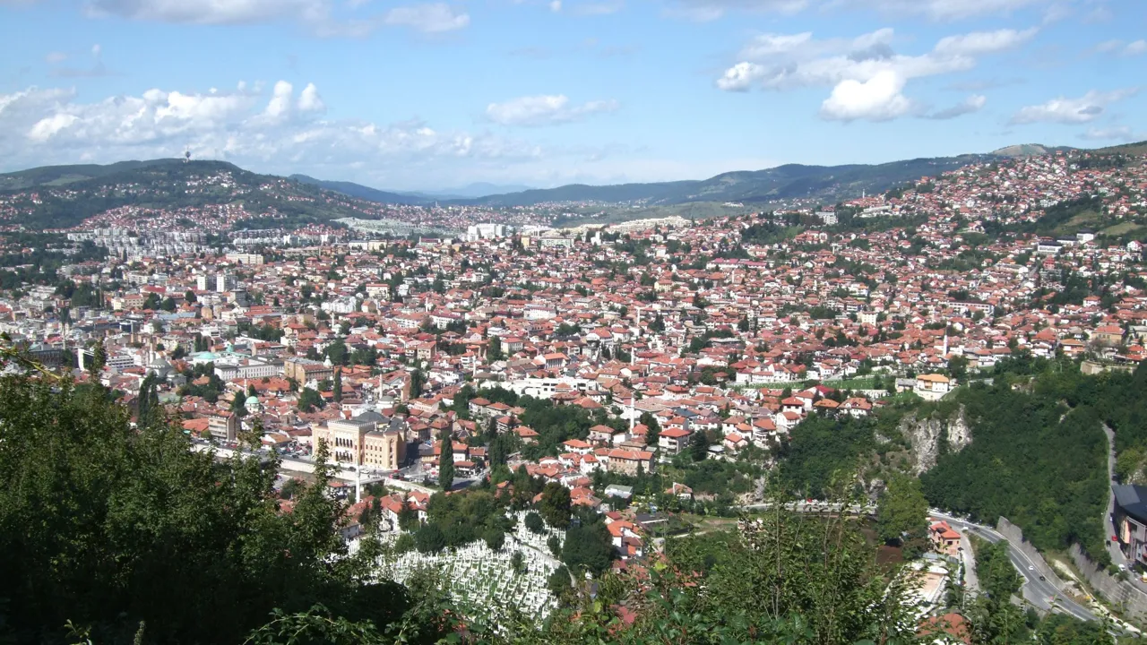 Fra frokostrestauranten på Trebević-bjerget  er der en smuk udsigt over Sarajevo. Foto Anne Marie Esper Larsen