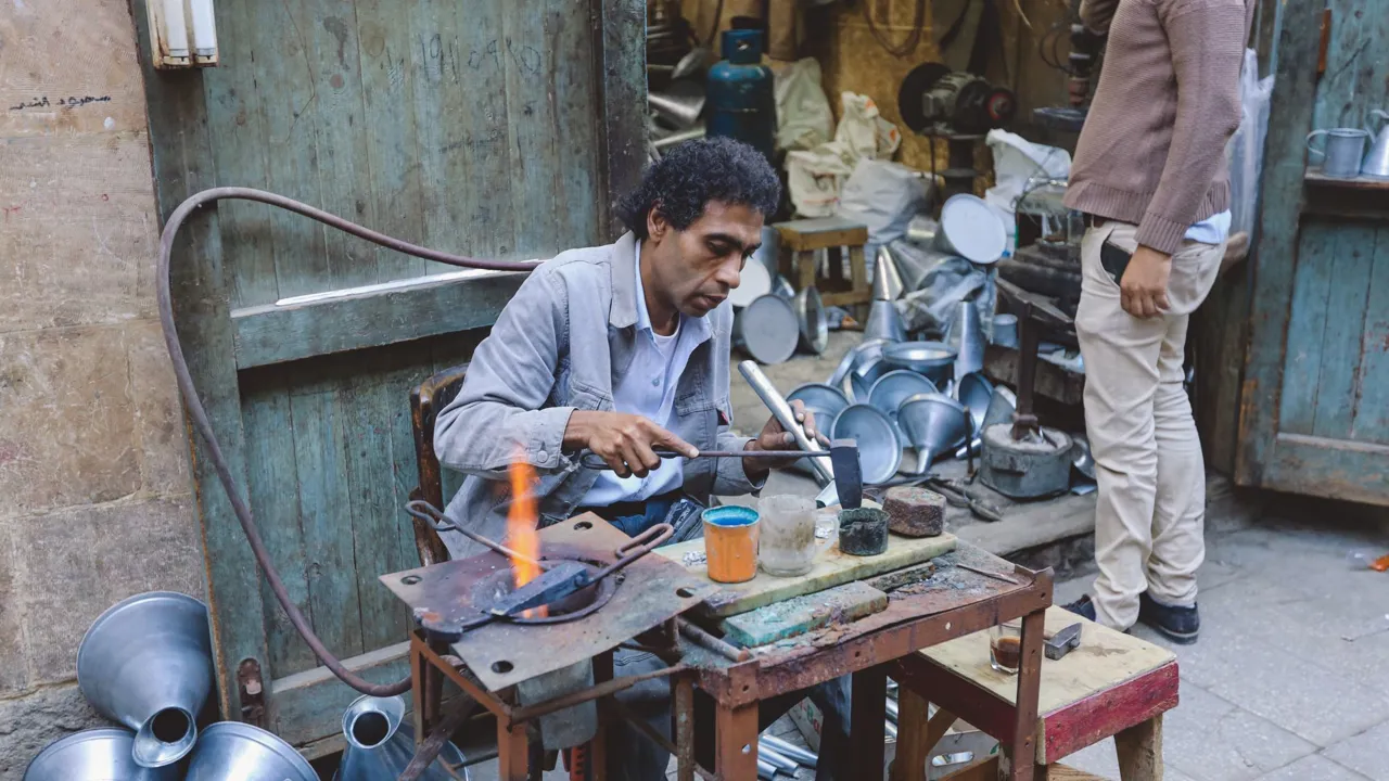 Egypterne laver stadig håndværk på traditionel vis. Foto Viktors Farmor