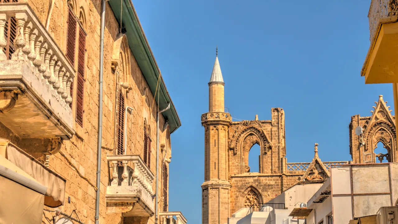 Gadebillede i Famagusta med den imponerende Lala Mustafa Pasha Moské i baggrunden. Foto Viktors Farmor