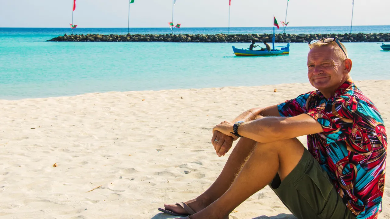 På Velidhoo møder vi Karsten, som sammen med sin kone Karin, har boet på øen i snart 15 år. Foto Viktors Farmor