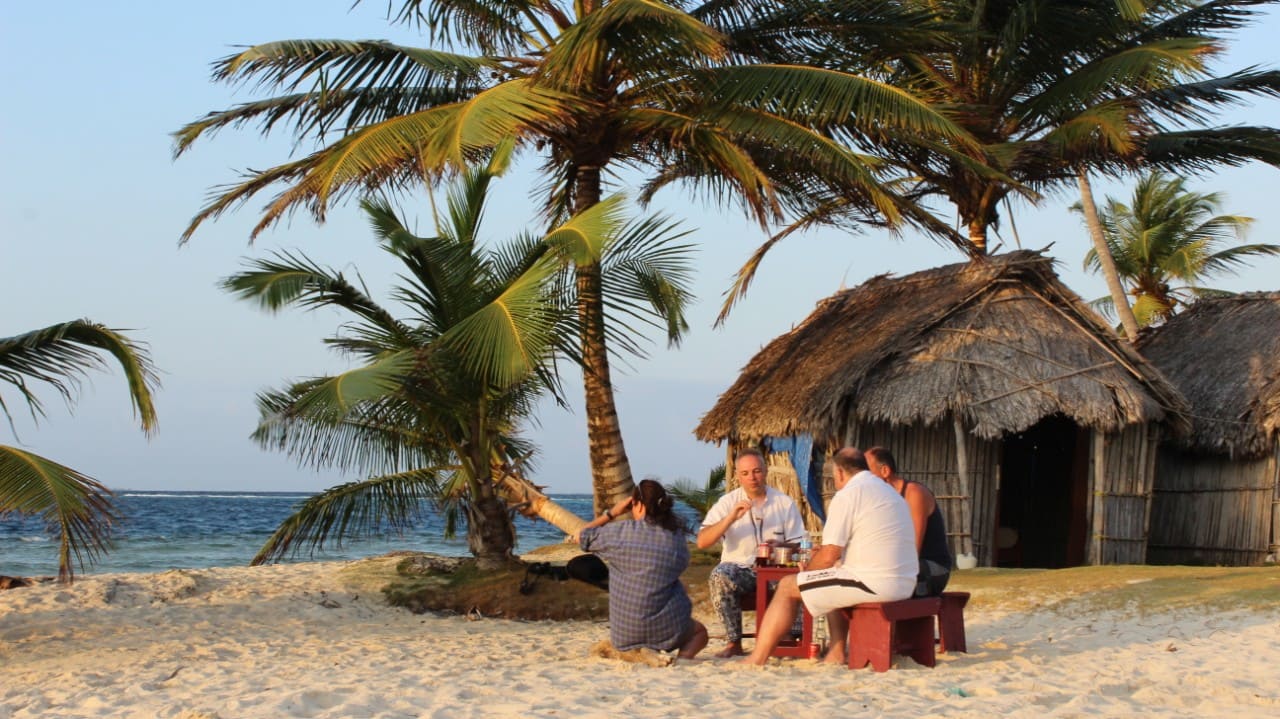 Der bliver også tid til at nyde stranden på Isla Perro Chico, hvor vi også overnætter. Foto Viktors Farmor