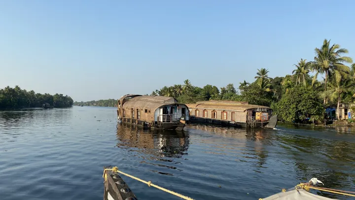 Vi overnatter på en husbåd på backwaters. Foto Vagn Olsen