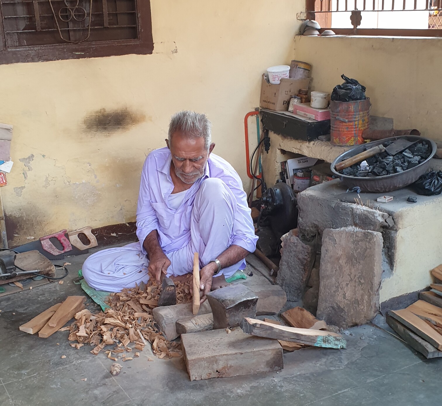 Her smedes de fineste knive. Foto Kirsten Gynther Holm.