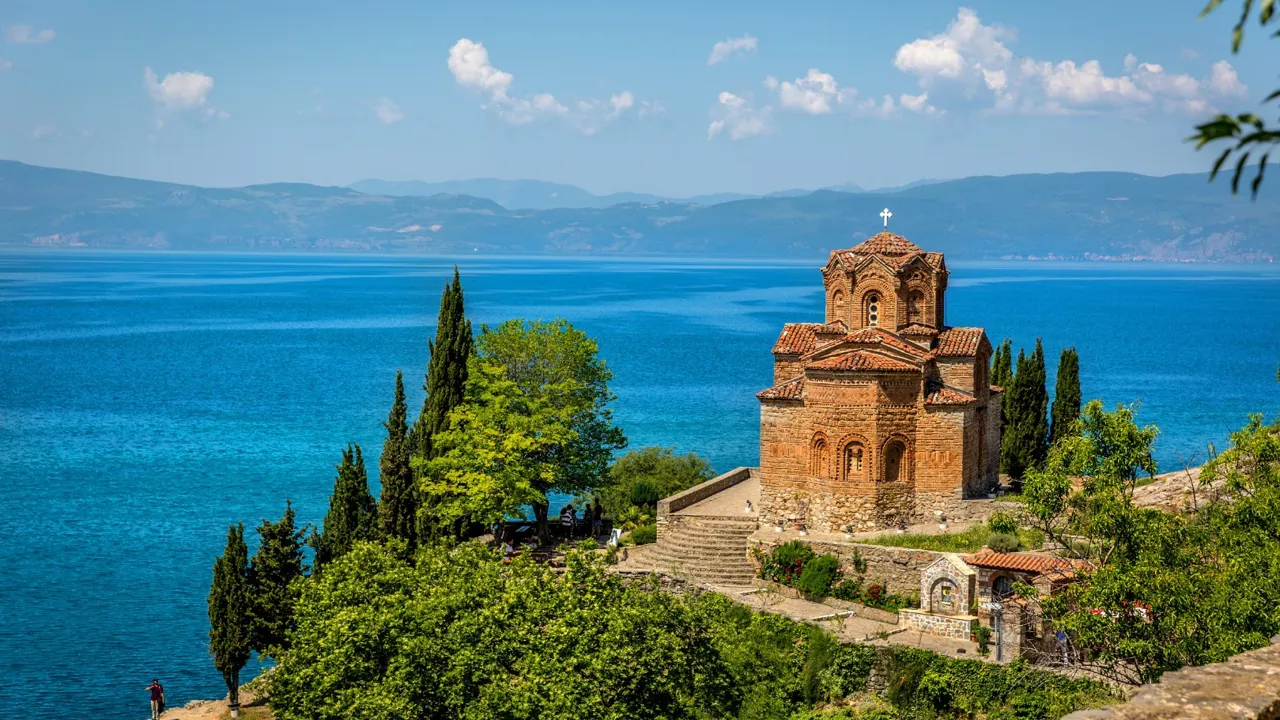 I Ohrid ser vi selvfølgelig den smukke Skt. Johannes Kirken ved Kaneo. Foto Leonardo Spencer