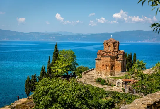 En rejse i Balkanlandene byder på kulturelle oplevelser som de mange kirker i Ohrid-området i Nordmakedonien. Foto Leonardo Spencer