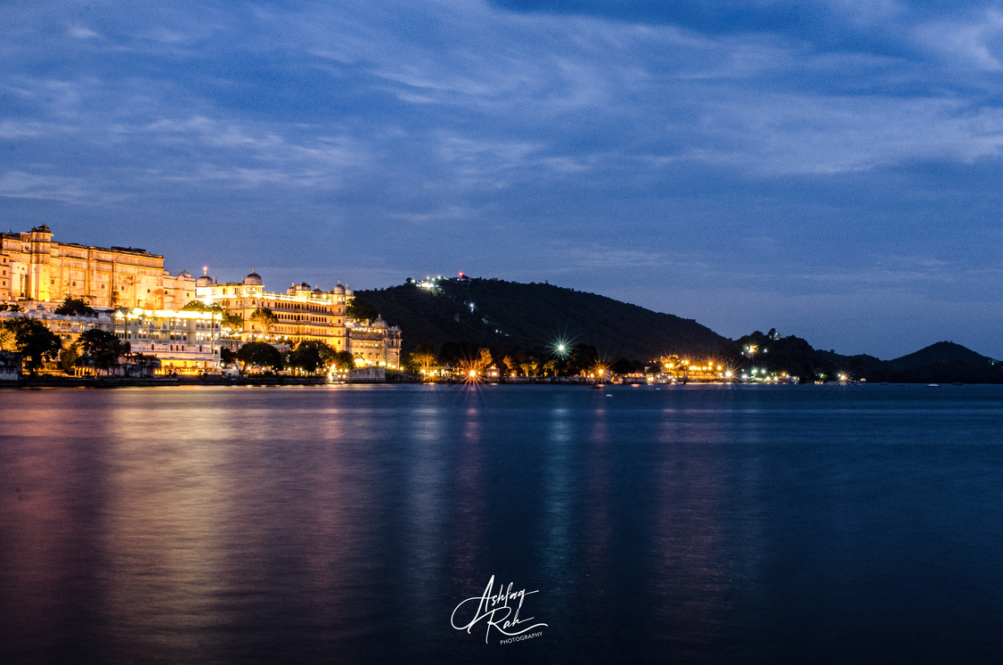 Vi sejler en tur på pichola søen og nyder udsigten ind mod Udaipur. Foto Ashfaq Rah