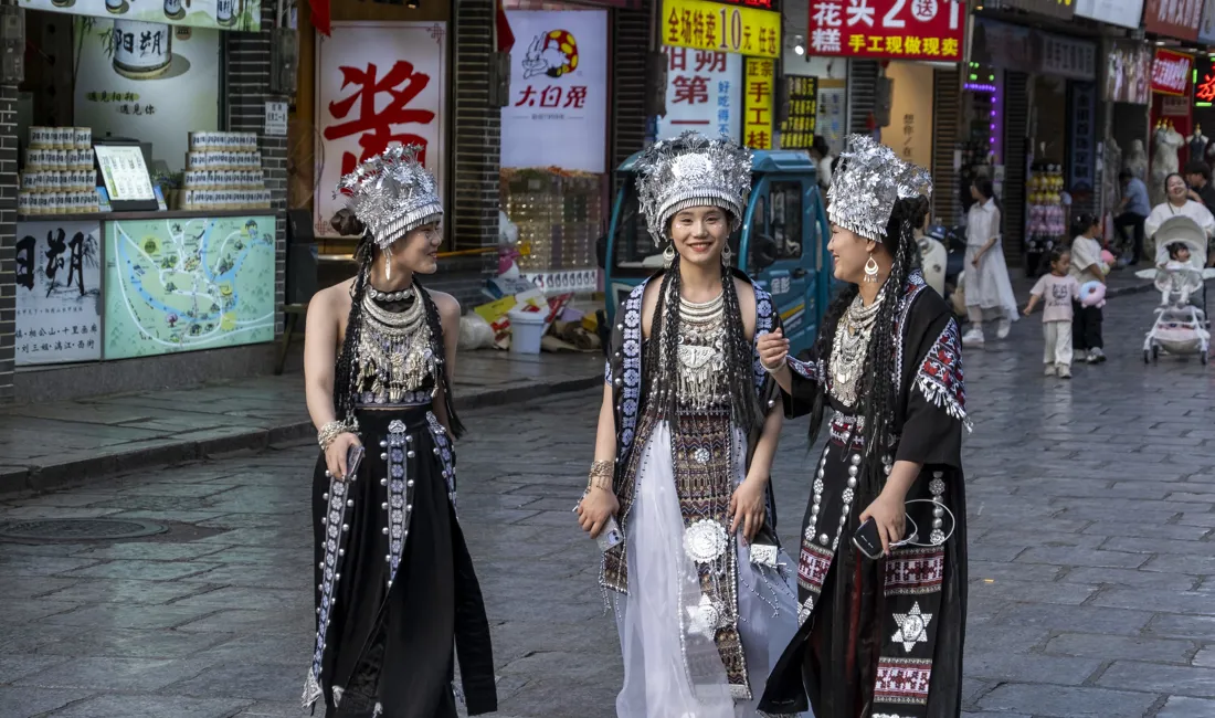 Tre smukke kvinder på vestgaden i Yangshou. Foto Carsten Lorentzen