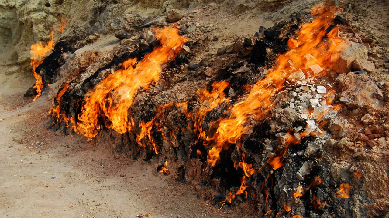 Vi besøger det brændende bjerg Yanar. Foto Viktors Farmor