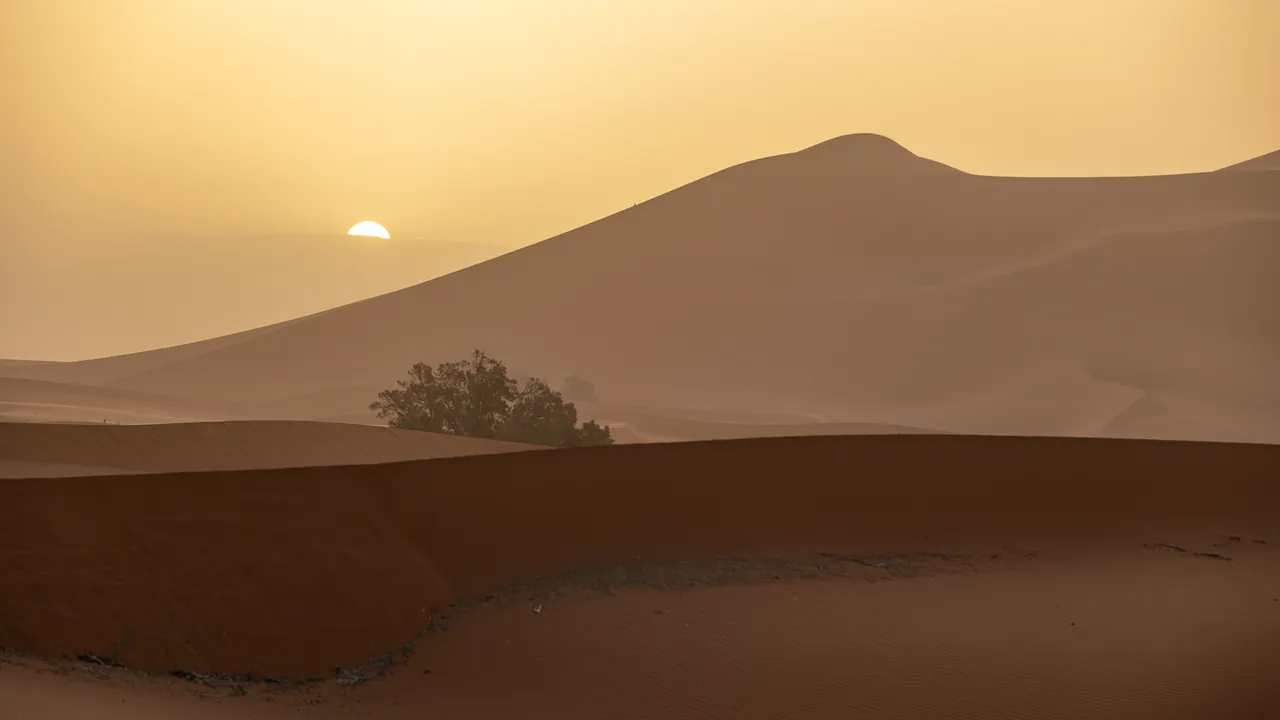 Solnedgang tæt på hotellet i Merzugaørkenen. Foto Verner Rud Nielsen