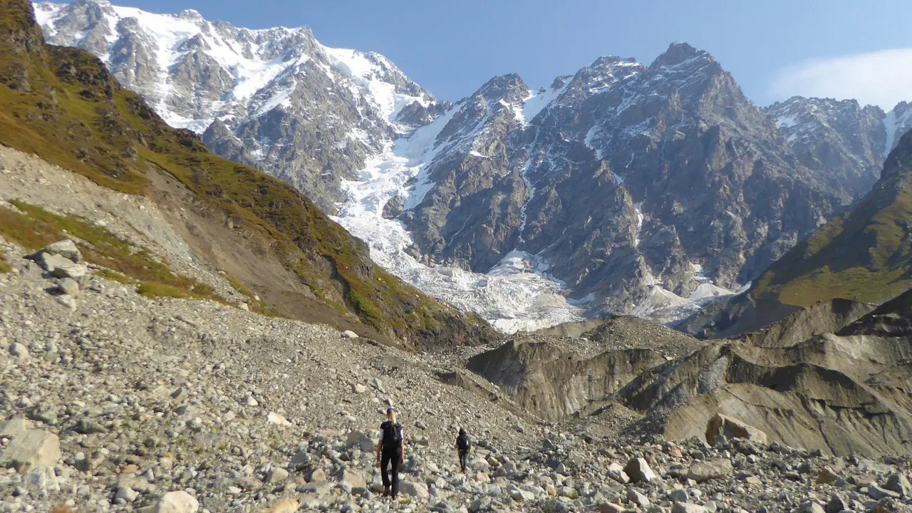 De sidste kilometer op til Shkhara bjergets gletsjer foregår på en meget stenet sti. Foto Michael Andersen